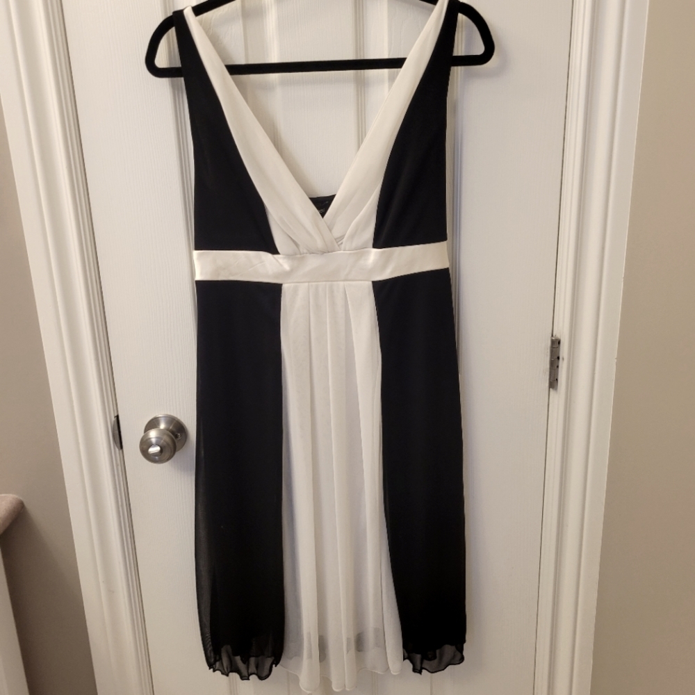 Le Chateau black and white dress Sz L